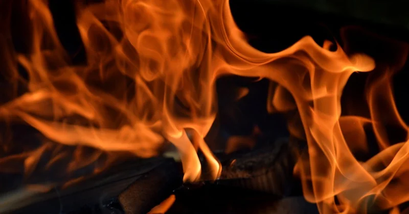 Feu de camp et braises : la solution gratuite, mais encadrée