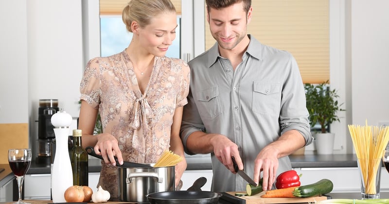 Préparer un repas chaud sans réchaud en camping : 7 astuces